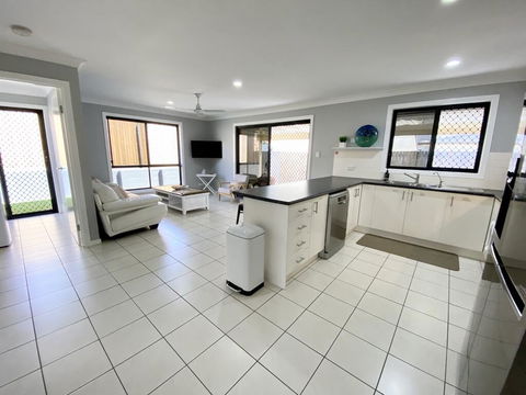 STYLISH RESIDENCE, LARGE PRIVATE YARD - CLOSE TO DREAMWORLD - Tourism Caloundra 2