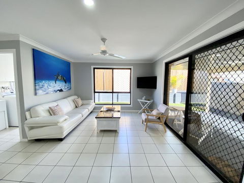 STYLISH RESIDENCE, LARGE PRIVATE YARD - CLOSE TO DREAMWORLD - Tourism Caloundra 0