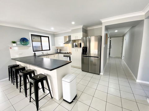 STYLISH RESIDENCE, LARGE PRIVATE YARD - CLOSE TO DREAMWORLD - Tourism Caloundra 3