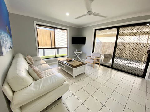 STYLISH RESIDENCE, LARGE PRIVATE YARD - CLOSE TO DREAMWORLD - Tourism Caloundra 1