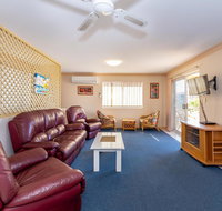 Stylish Unit Opposite Foreshore - Sylvan Beach Esp Bellara - Tourism Caloundra