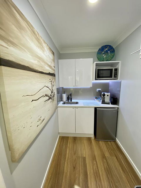 STYLISH UNIT - CLOSE TO DREAMWORLD - Tourism Caloundra 3