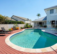Super Sized Family Retreat With a Pool - Tourism Caloundra