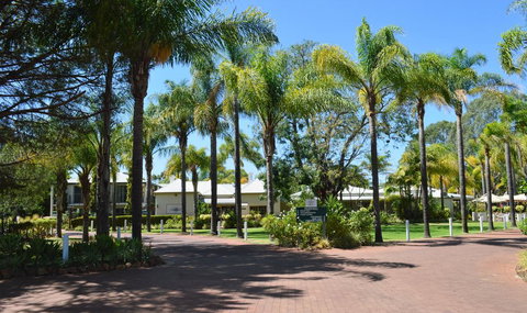 Swan Valley Oasis Resort - Tourism Caloundra 0