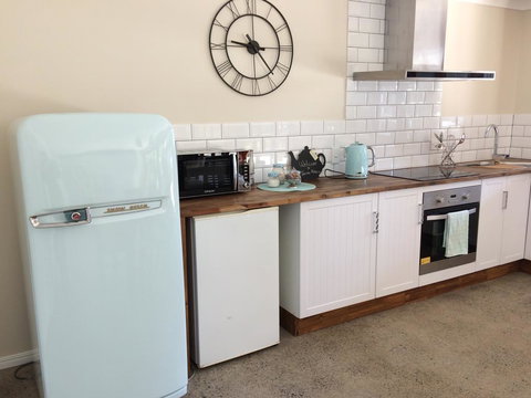 TAKURA HEIGHTS Modern Country Apartment With Pool Access - Tourism Caloundra 3