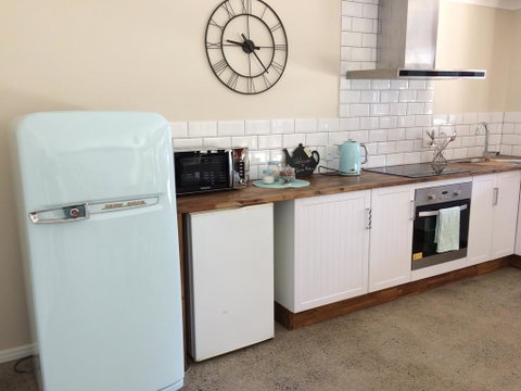 TAKURA HEIGHTS Modern Country Apartment With Pool Access - Tourism Caloundra 3