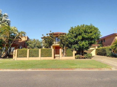 Tarcoola 41 - 5 BDRM Canal Home With Pool - Tourism Caloundra 1