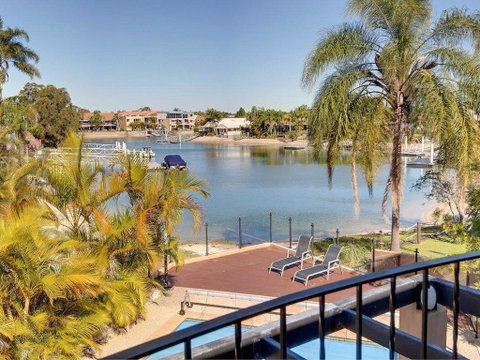 Tarcoola 41 - 5 BDRM Canal Home With Pool - Tourism Caloundra 3