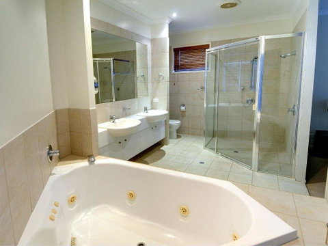 Tarcoola 41 - 5 BDRM Canal Home With Pool - Tourism Caloundra 2