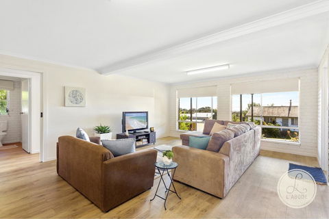 TASSIE SEASIDE SERENITY - L'Abode Accommodation - Tourism Caloundra 1