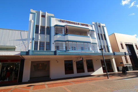 Tattersalls Hotel - Tourism Caloundra 0