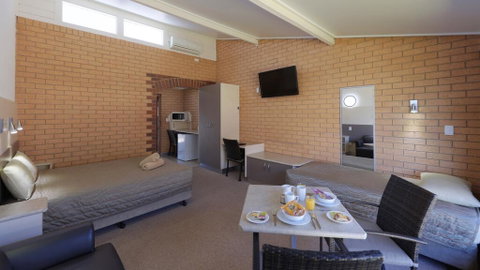 Tenterfield Motor Inn - Tourism Caloundra 3