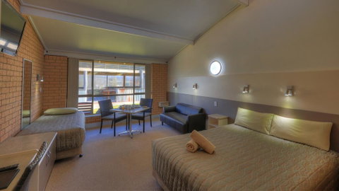 Tenterfield Motor Inn - Tourism Caloundra 2