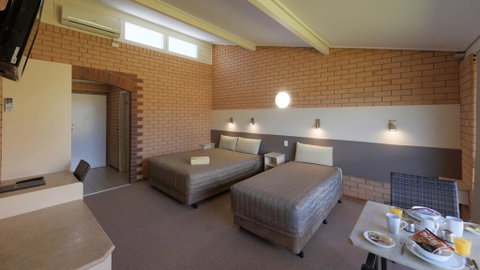 Tenterfield Motor Inn - Tourism Caloundra 1