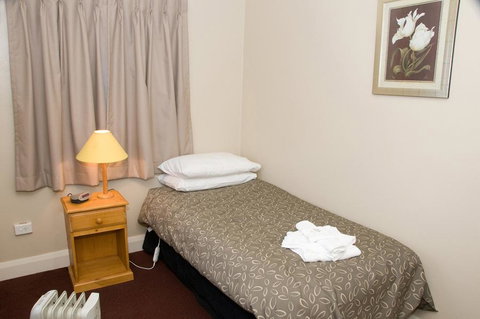 The Alpine Hotel - Tourism Caloundra 3
