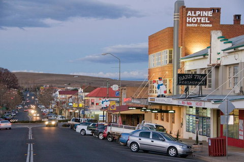 The Alpine Hotel - Tourism Caloundra 1