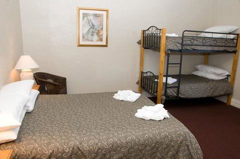 The Alpine Hotel - Tourism Caloundra 2