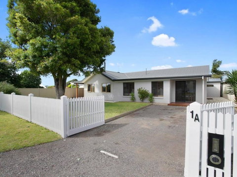 THE ASHMAN HOUSE - Modern And Close To Town - Tourism Caloundra 0