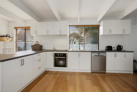 THE ASHMAN HOUSE - Modern And Close To Town - Tourism Caloundra 2
