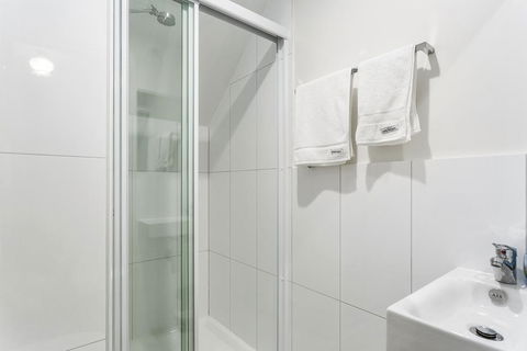 Cambridge House Bed & Breakfast - Tourism Caloundra 24