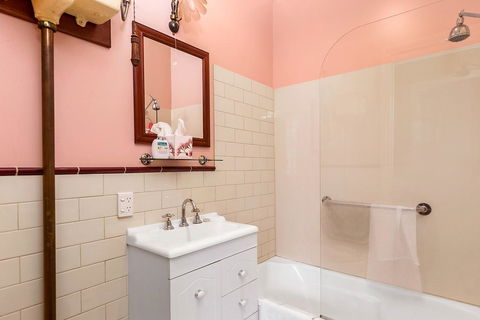 Cambridge House Bed & Breakfast - Tourism Caloundra 6