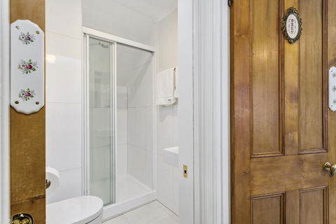 Cambridge House Bed & Breakfast - Tourism Caloundra 8