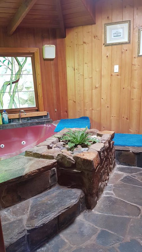 Whispering Hills Retreat - Tourism Caloundra 9