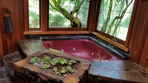Whispering Hills Retreat - Tourism Caloundra 4