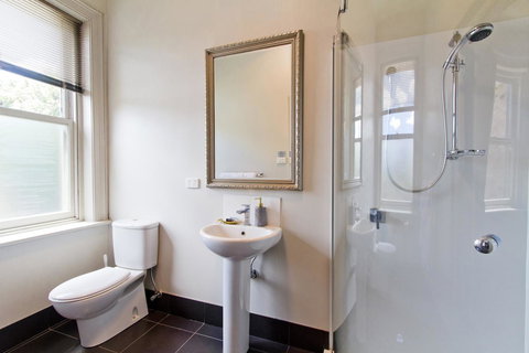 Deloraine Hotel - Tourism Caloundra 25