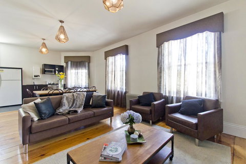 Deloraine Hotel - Tourism Caloundra 4