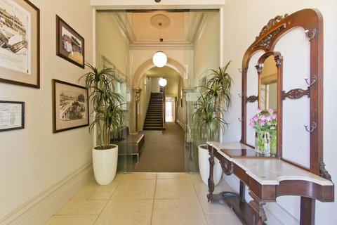 Deloraine Hotel - Tourism Caloundra 3
