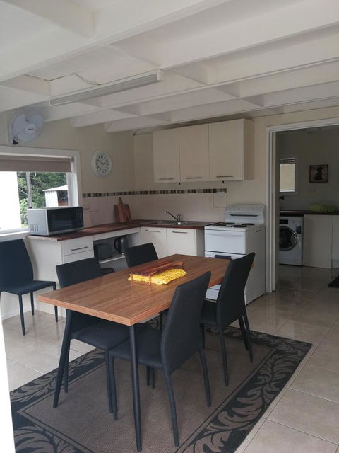 Hilltop Cottages - Tourism Caloundra 7