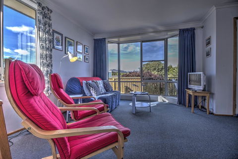 Ar Lan Y Mor - Tourism Caloundra 0