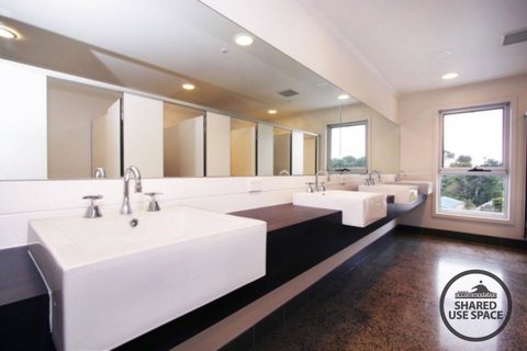 The Island Accommodation - Tourism Caloundra 4