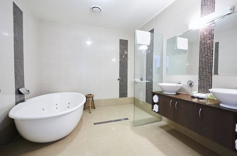 Mornington Hotel - Tourism Caloundra 1