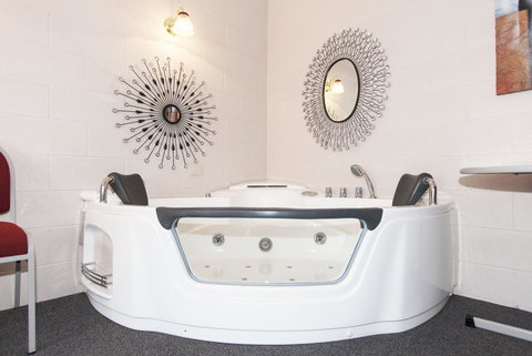 The Grampians Motel - Tourism Caloundra 4