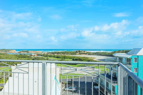 Deep Blue Hotel & Hot Springs - Tourism Caloundra 25