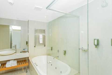 Deep Blue Hotel & Hot Springs - Tourism Caloundra 37