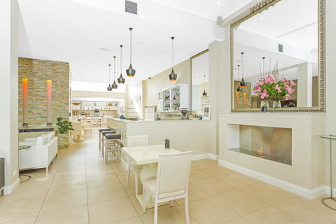 Deep Blue Hotel & Hot Springs - Tourism Caloundra 22