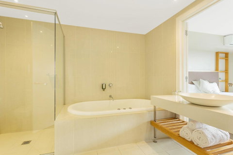 Deep Blue Hotel & Hot Springs - Tourism Caloundra 20
