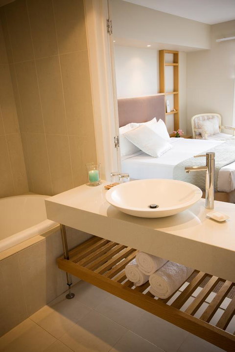 Deep Blue Hotel & Hot Springs - Tourism Caloundra 38