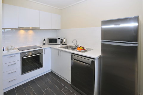 Grand Hotel Melbourne - Tourism Caloundra 3