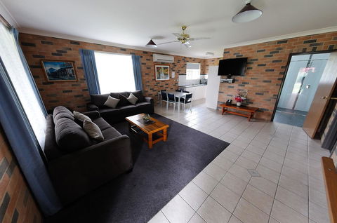 Greenvale Holiday Units - Tourism Caloundra 3