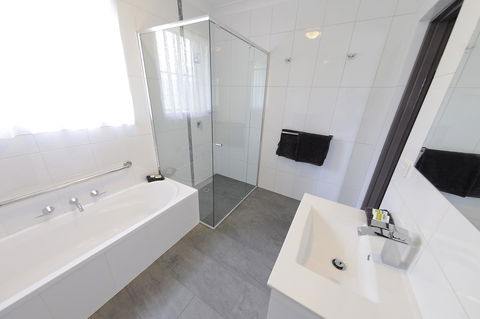 Greenvale Holiday Units - Tourism Caloundra 2