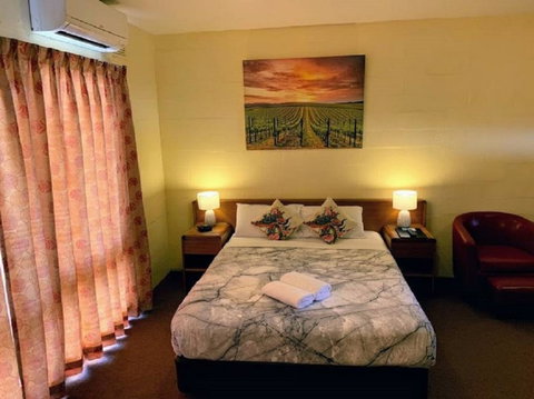 Mountain Creek Motel Bar & Restaurant - Tourism Caloundra 26