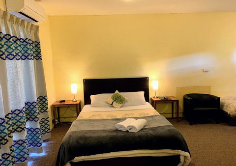 Mountain Creek Motel Bar & Restaurant - Tourism Caloundra 3