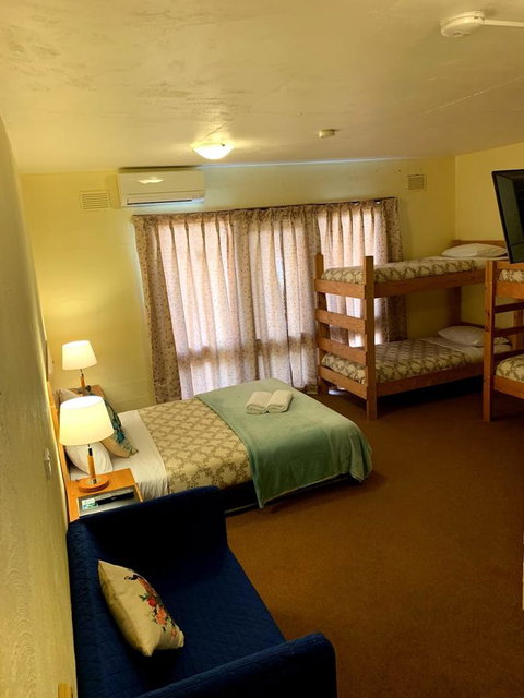 Mountain Creek Motel Bar & Restaurant - Tourism Caloundra 44