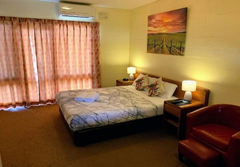 Mountain Creek Motel Bar & Restaurant - Tourism Caloundra 25