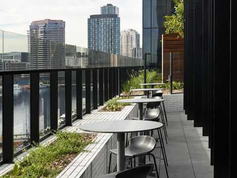 Vibe Hotel Melbourne Docklands - Tourism Caloundra 21