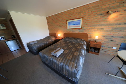 Quays Motel San Remo - Tourism Caloundra 1